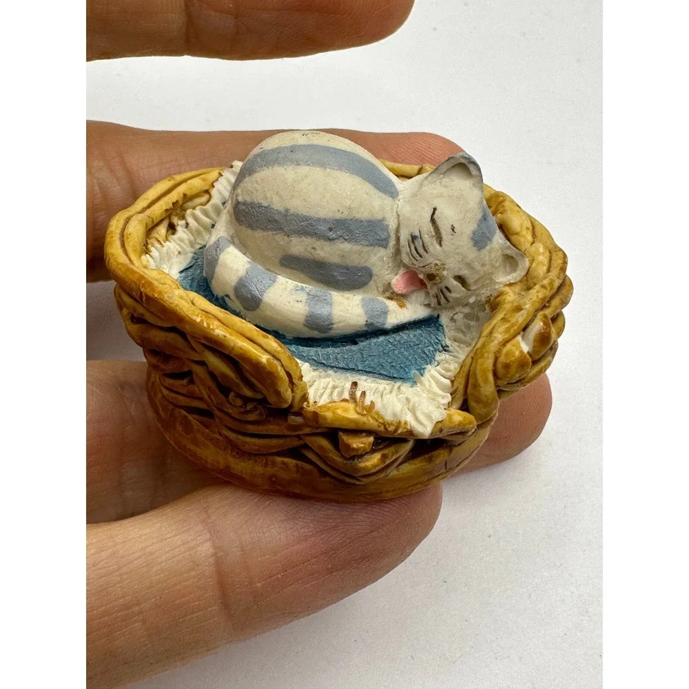 Peter Fagan Cat figurine Sleeping Basket Hand Painted 1983 Scotland